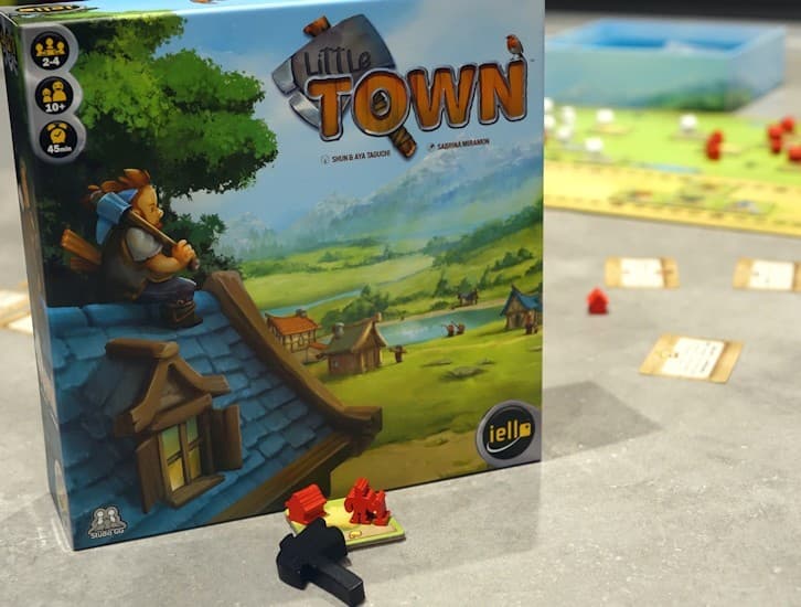 Couverture de l'article : Sur le Vif! Review de Little Town! Un mini-Caylus Top pour jouer en famille!