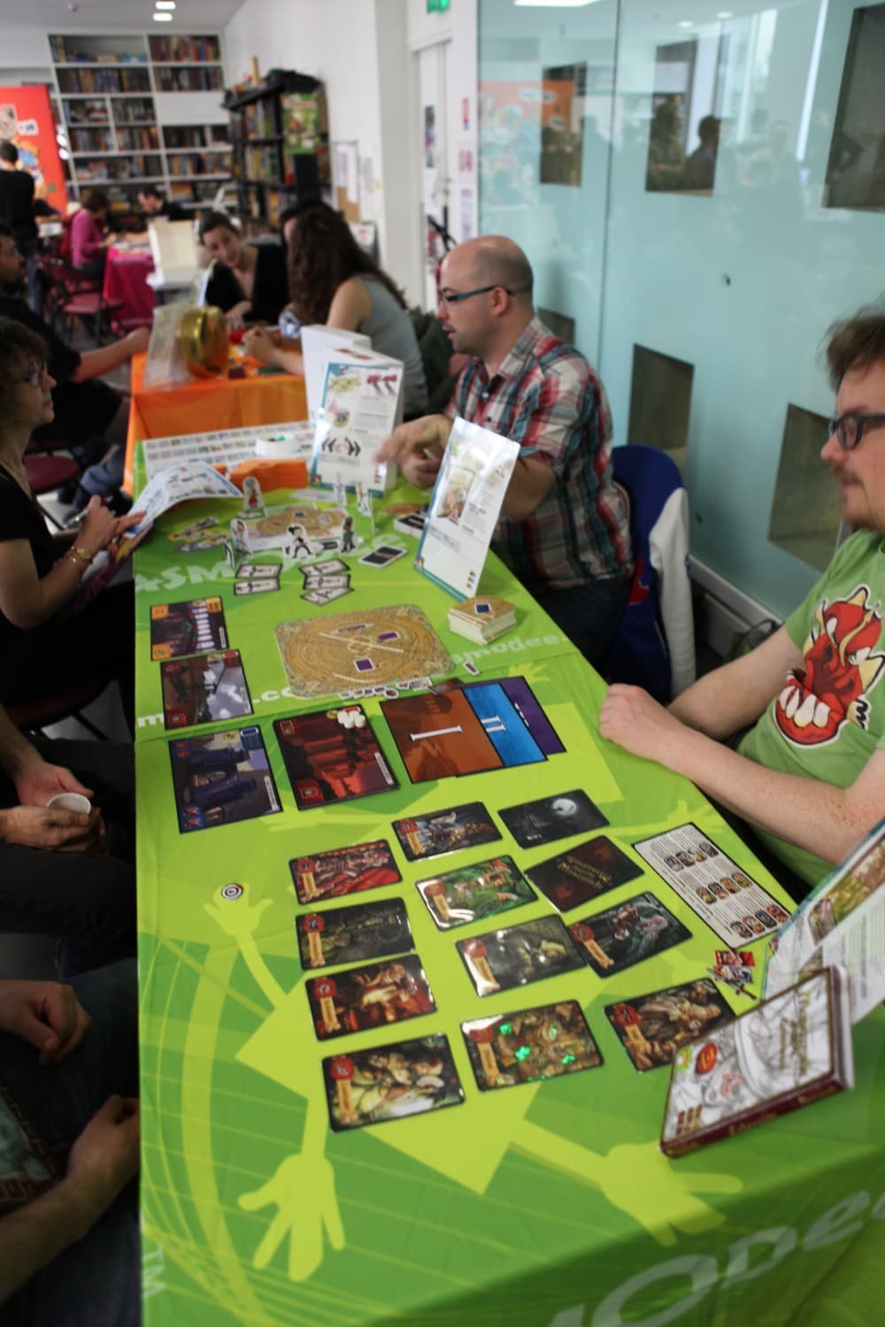 Couverture de l'article : Une journée entre pros avec asmodee, le reportage TT avec des images dedans