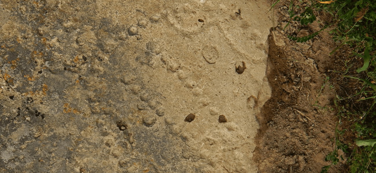 Couverture de l'article : 58 trous d'il y a 4000 ans