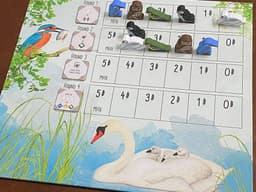 Couverture de Wingspan - Extension "Plateau Objectifs Double-Face / Double-Sided Wrapped-Edge Goal Board"